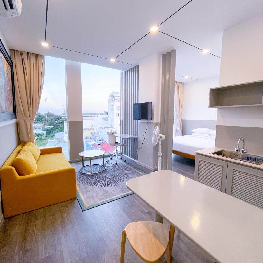 Không gian bên trong ngắm view thành phố tại FIT Hotel