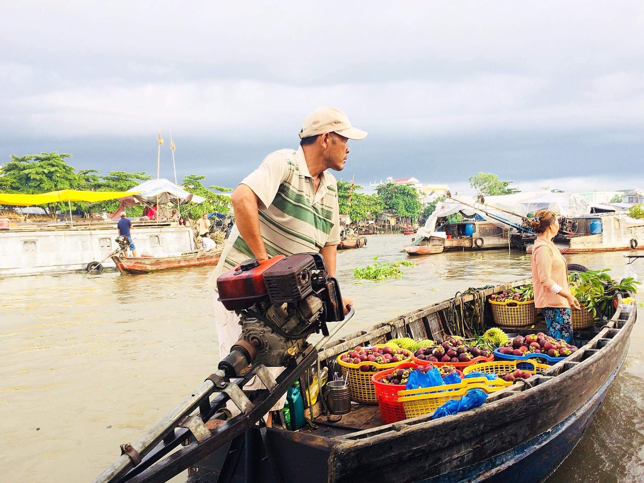 Nhiều ghe thuyền bán trái cây tấp nập trên sông