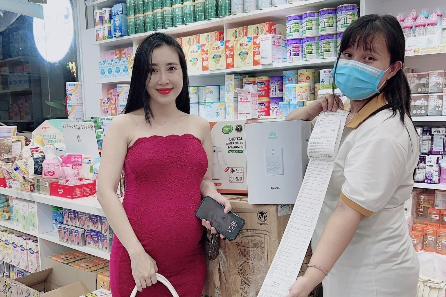 Khách hàng tại NOÛS Baby Store 